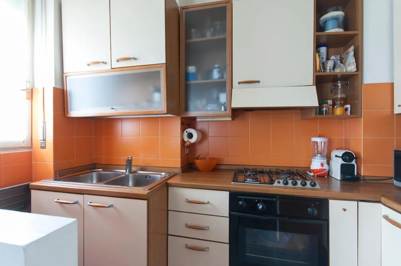 High Rise Studio Flat Near Metro Stop Milánó