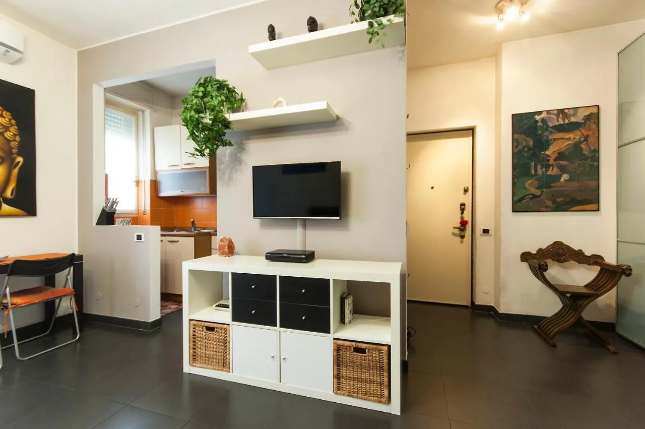 High Rise Studio Flat Near Metro Stop Milano Lägenhet