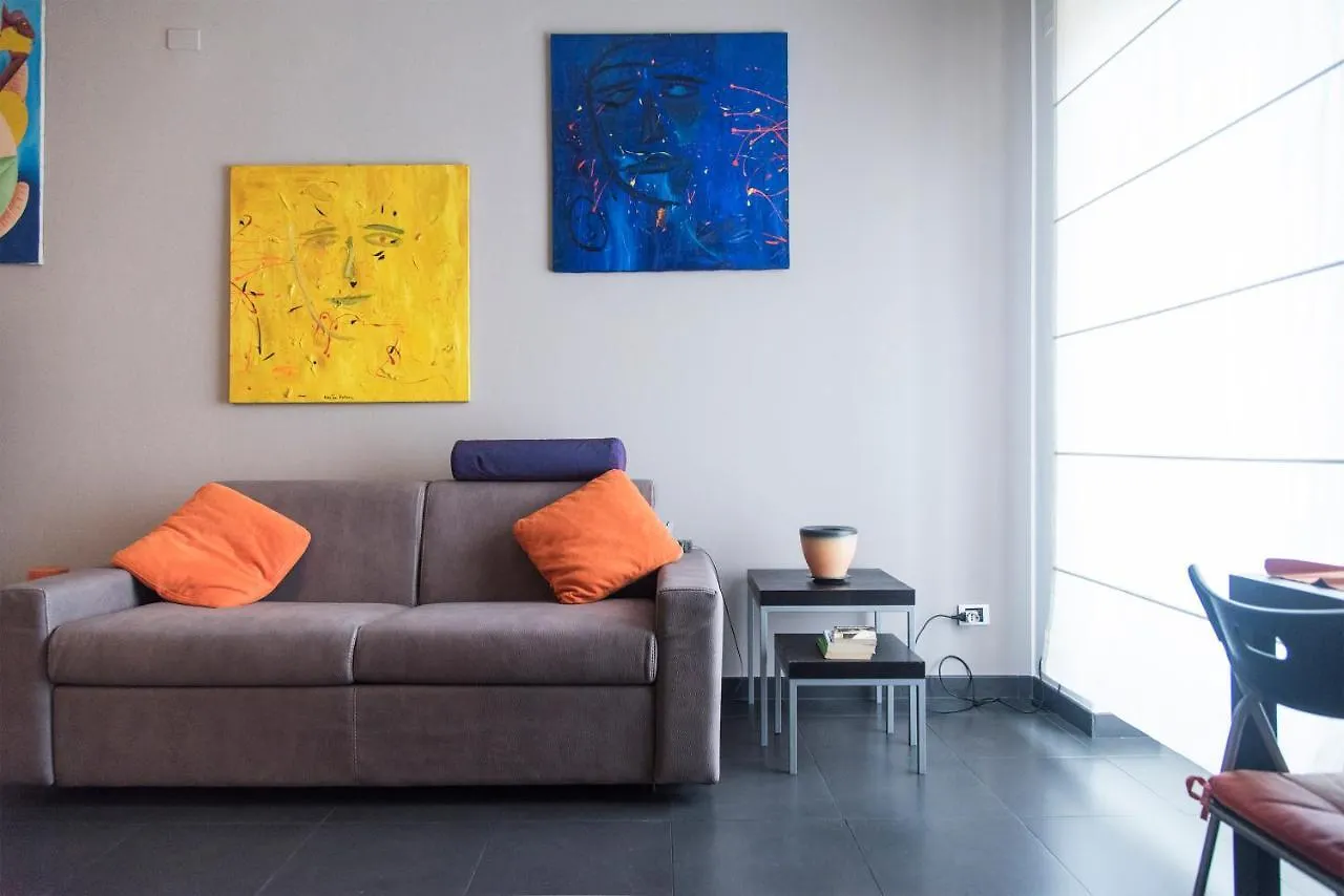 High Rise Studio Flat Near Metro Stop Milano Italien