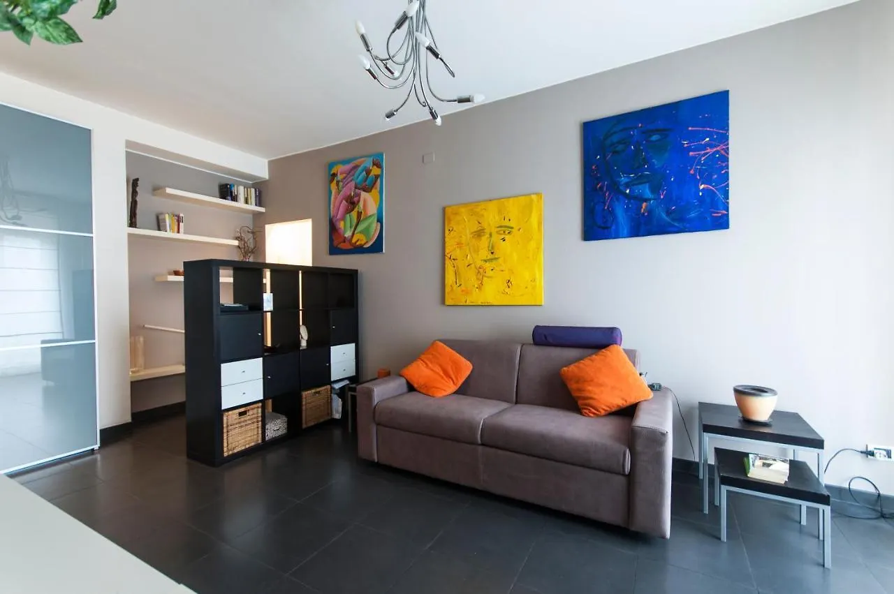 High Rise Studio Flat Near Metro Stop Milano Lägenhet