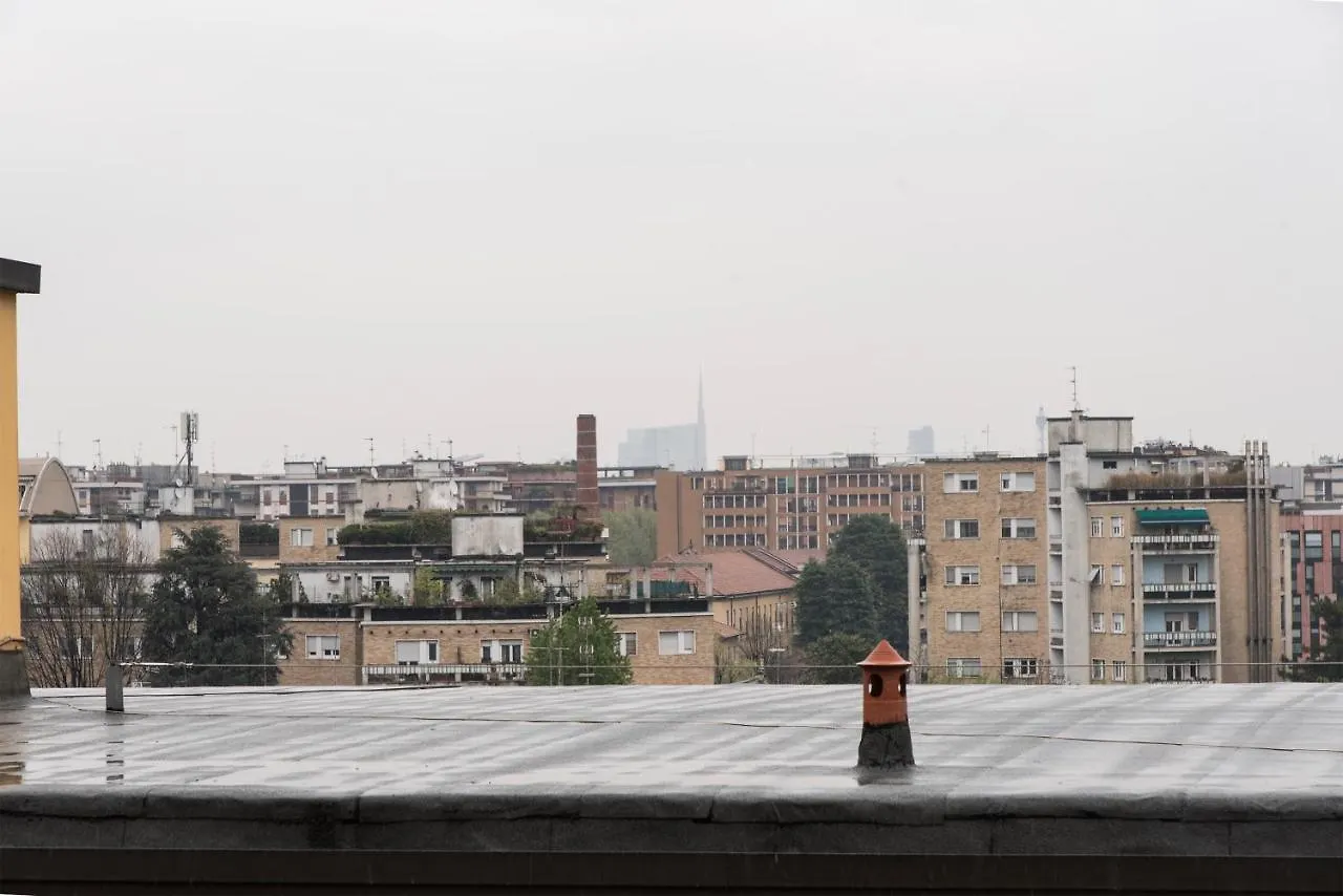 High Rise Studio Flat Near Metro Stop Milano Lägenhet