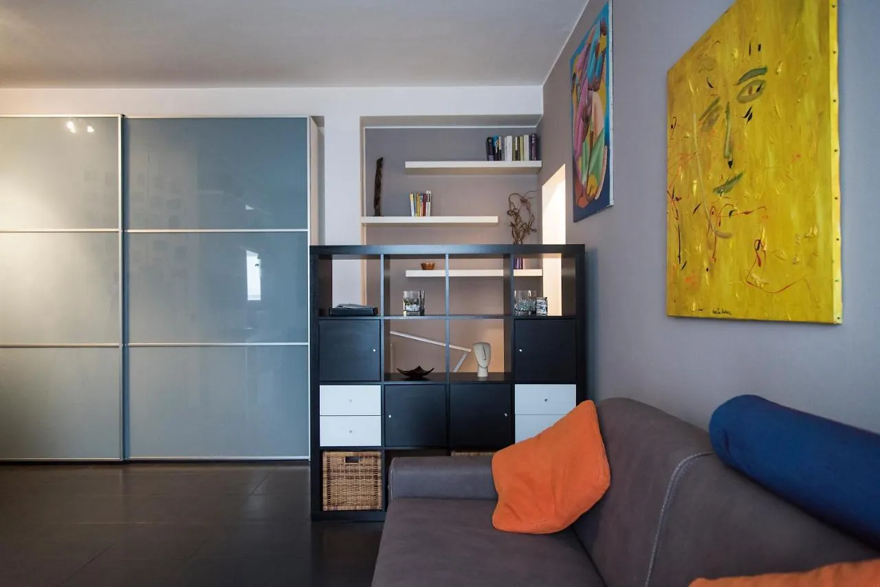 High Rise Studio Flat Near Metro Stop Milano Italien
